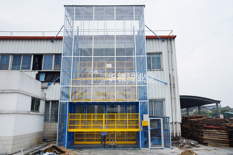 操作人員使用升降機符合操作規(guī)程嗎？